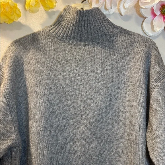H&M Gray Ribbed Mock Neck Sweater - Picture 3 of 10